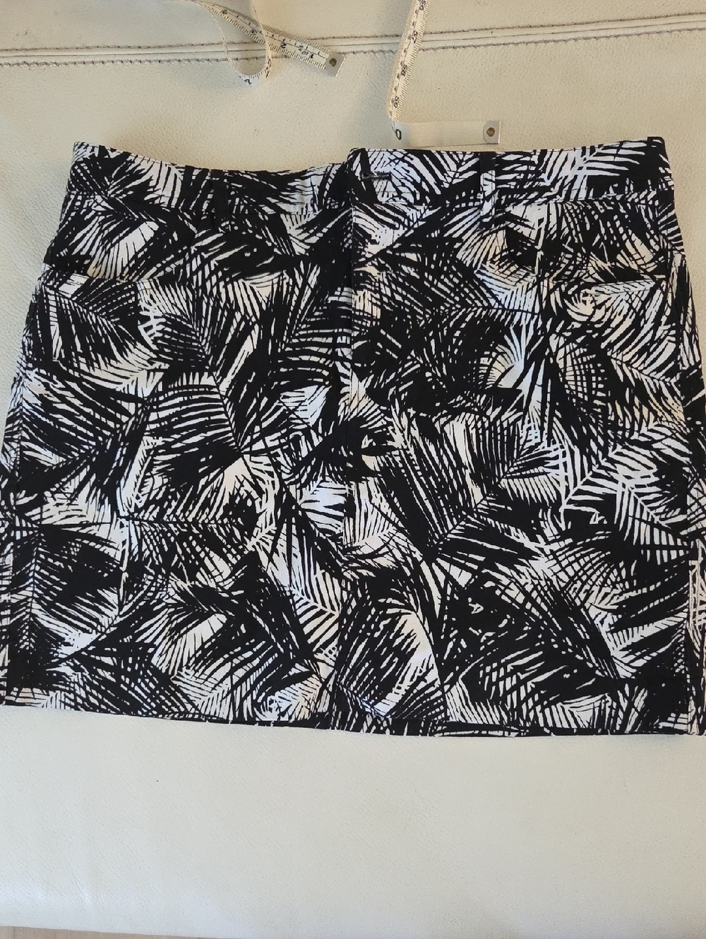 Mario Serrani Black and White Palm-Print Women's Shorts - Picture 1 of 5